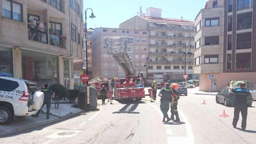 El fuego fue en un tercer piso de la Avenida de Vigo, en Cangas. // G.N.