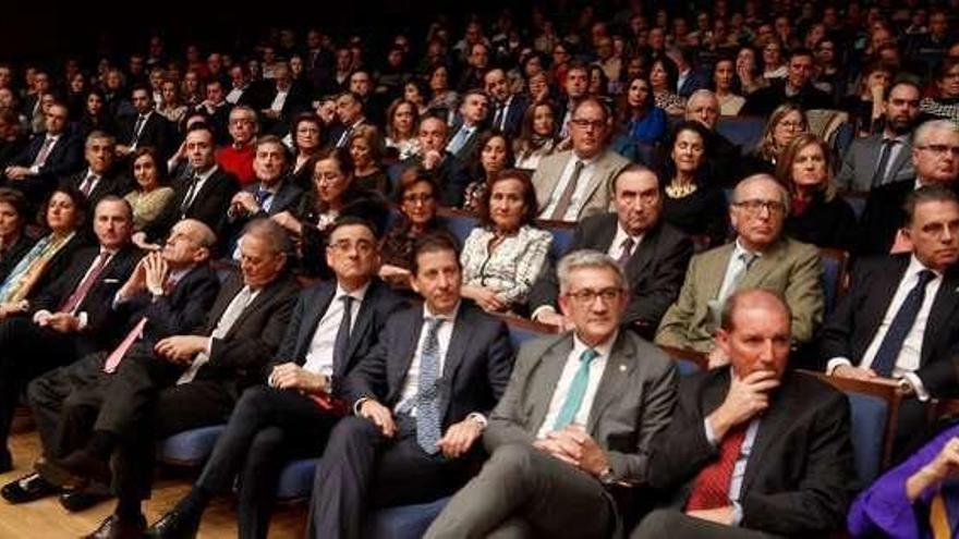 Miembros del Colegio de Economistas e invitados, en el acto en el auditorio de Oviedo.