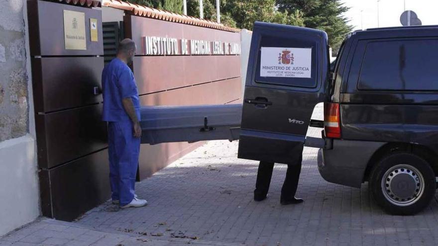 El servicio de recogida de cadáveres a la puerta del Instituto de Medicina Legal.