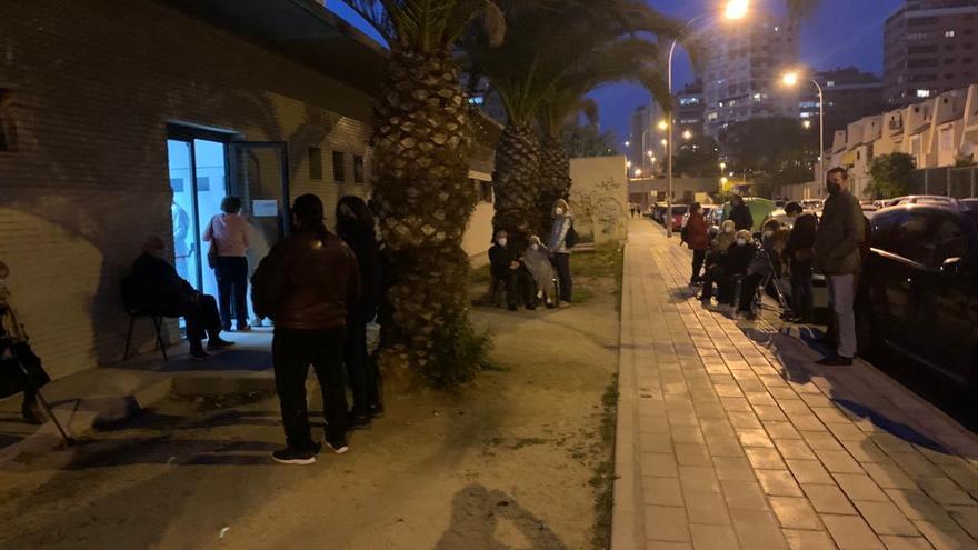 Imagen de las personas mayores esperando en el exterior del centro de salud del Cabo para ser vacunadas