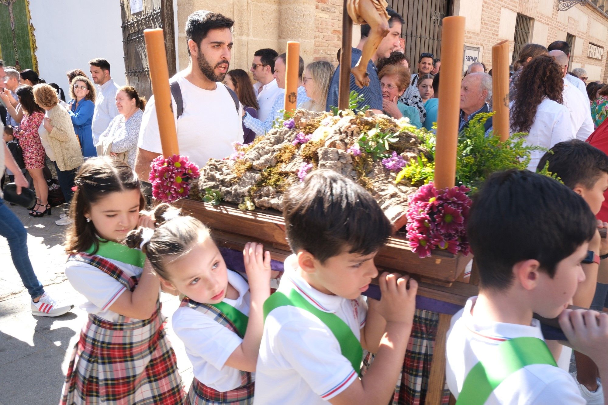 Concentración de tronos chicos en Antequera