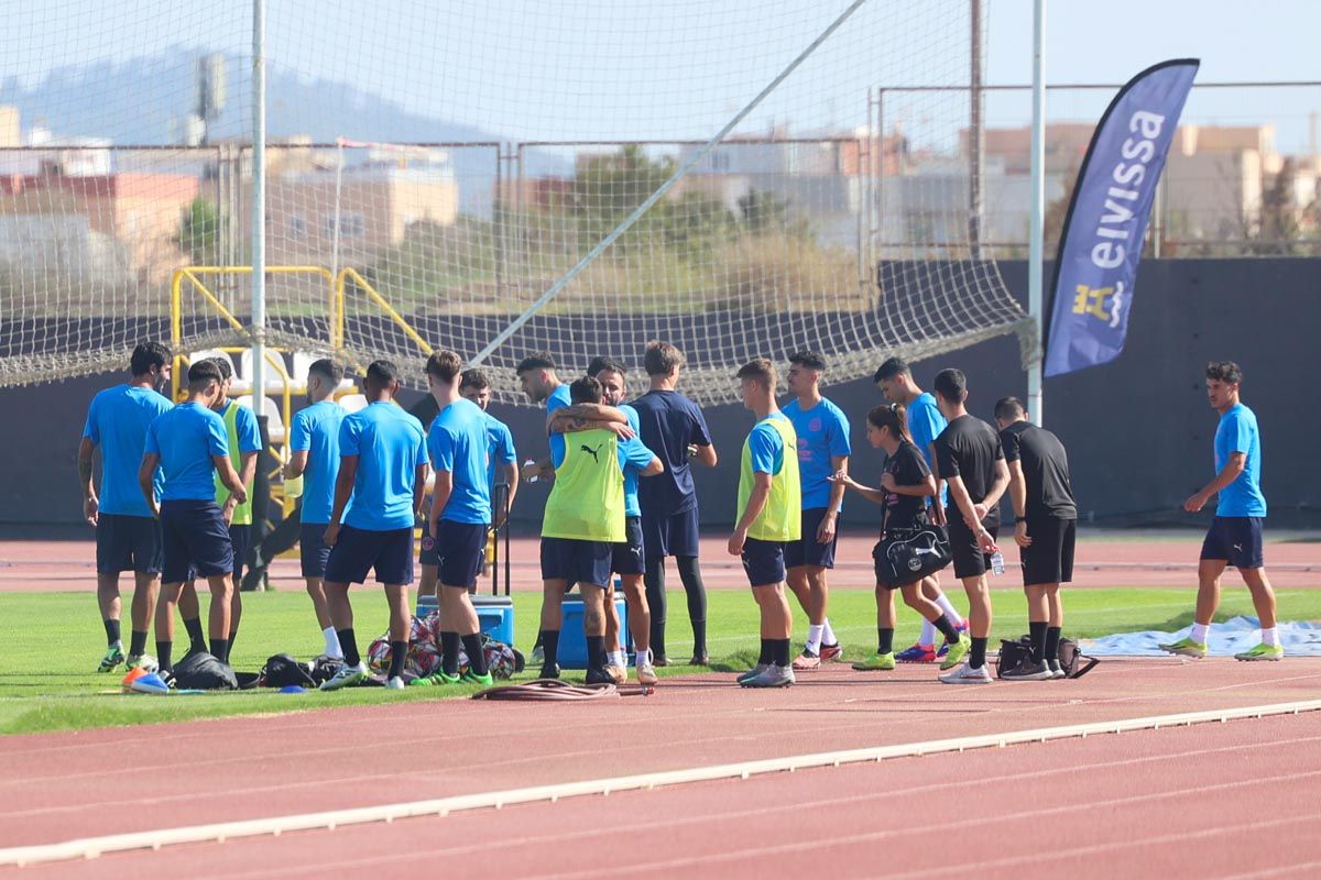 El primer entrenamiento de pretemporada de la UD Ibiza, en imágenes