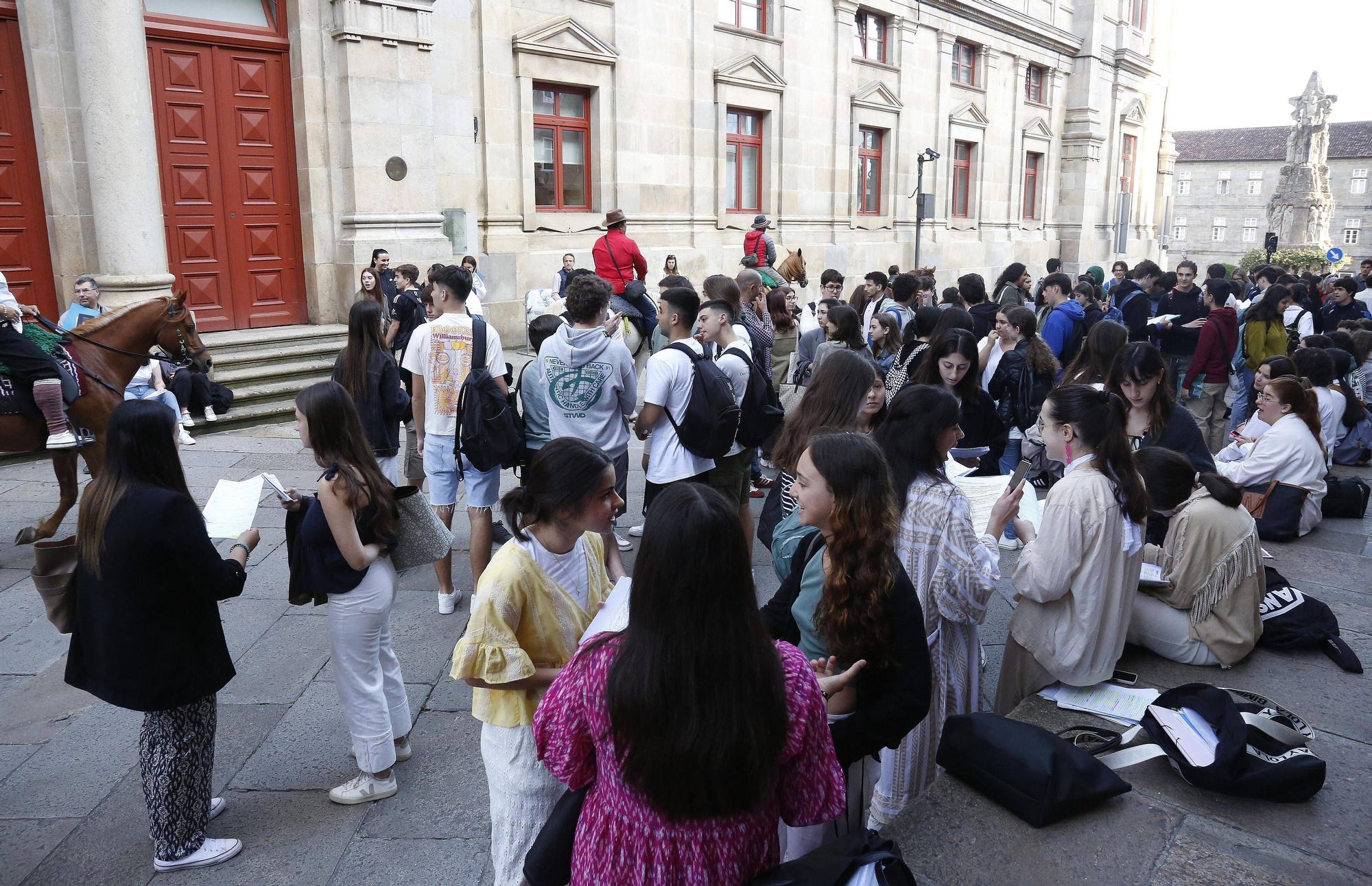 Estudiantes esperando para entrar en la Facultad de Medicina