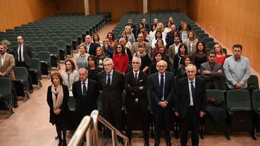 Los abogados y autoridades participantes en el acto de la Facultad de Derecho.