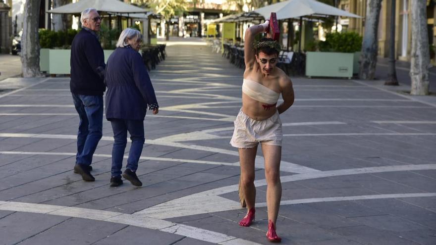 L'actor manresà i drag-queer Blau Piqué durant la seva performance d'aquest diumenge