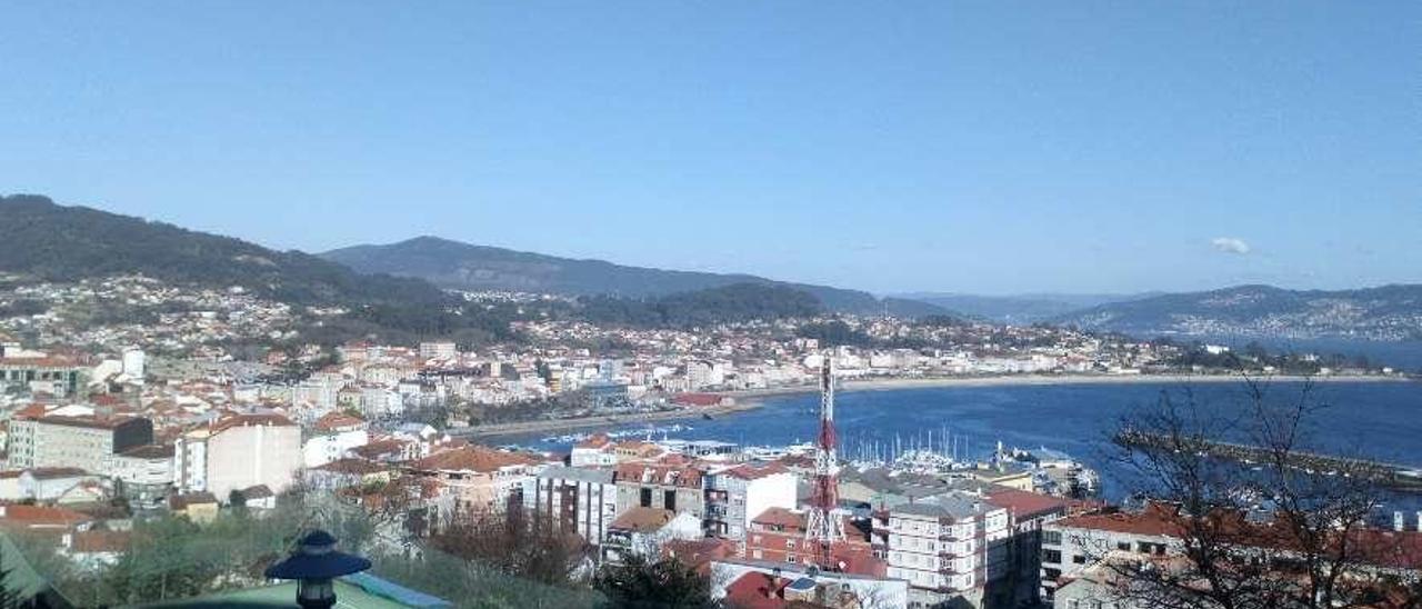 Una vista de Cangas desde San Roque, en Darbo. // G.N.