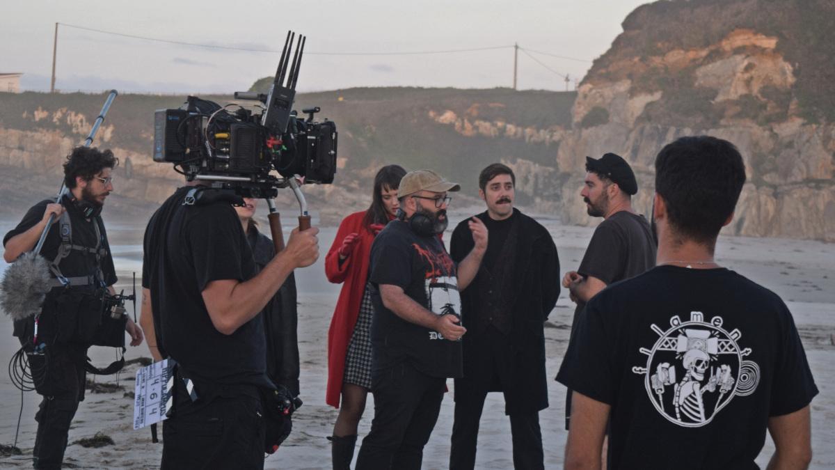 De barba, en el centro,  Xaime Miranda, dando  pautas en el rodaje.