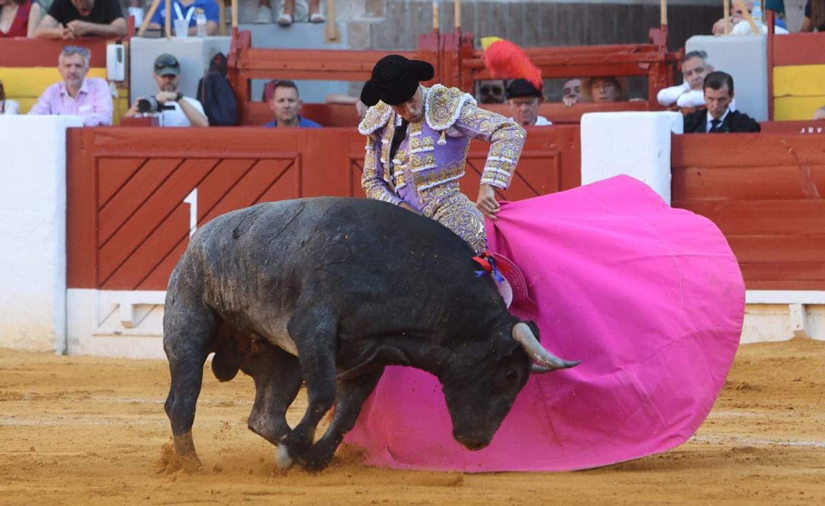 El sevillano Manuel Escribano, rematando con una media verónica a su toro. | RAFA ARJONES
