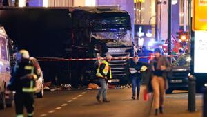Los servicios de emergencia, junto al camión que causó la tragedia en el mercado navideño de Berlín.