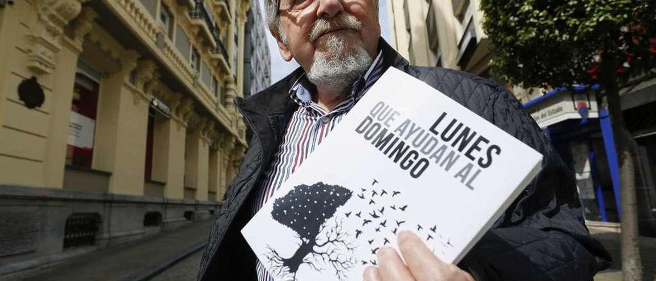 Milio Mariño, con su libro.