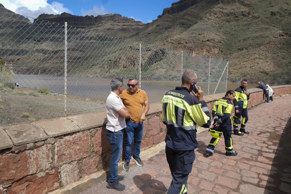 Bomberos y técnicos del Cabildo Insular en la presa de Ayagaures