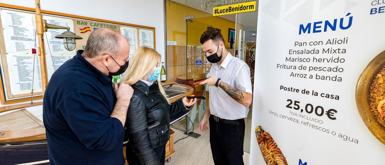 Comprobación del pasaporte covid en un restaurante de Benidorm