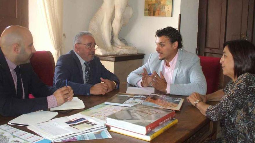 Un momento de la reunión mantenida ayer entre responsables de la Fundación y el Ayuntamiento. Foto