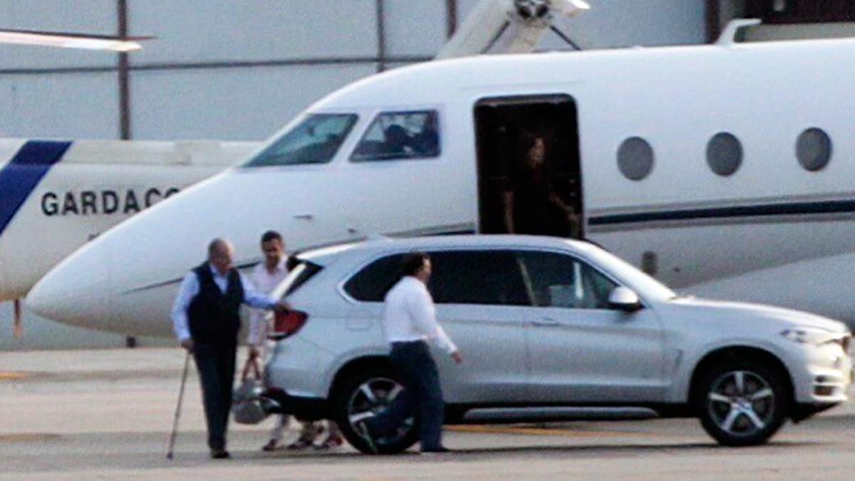 Llegada del Rey Emérito Juan Carlos I al aeropuerto de Vigo en su jet privado en 2015