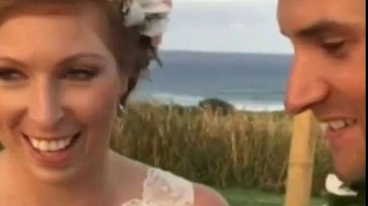 Obama truca a una parella que va haver de canviar el seu pla de casament perquè ell jugués a golf.