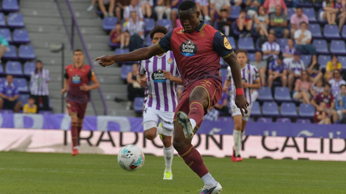 Bil Nsongo renueva con el Deportivo hasta 2030 y da el salto a Primera División