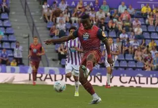 Bil Nsongo renueva con el Deportivo hasta 2030 y da el salto a Primera División