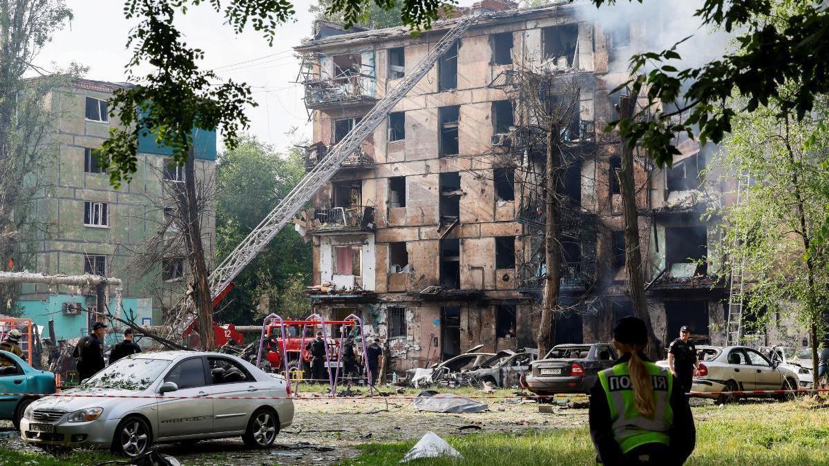 Trabajadores de emergencias en un edificio residencial dañado por un bombardeo ruso, este martes 13 de junio en Kryvyi Rih, en la región de Dnipropetrovsk (Ucrania).