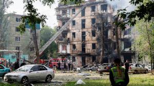 Trabajadores de emergencias en un edificio residencial dañado por un bombardeo ruso, este martes 13 de junio en Kryvyi Rih, en la región de Dnipropetrovsk (Ucrania).