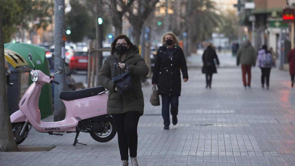 La bajas temperaturas se notaron esta mañana en la ciudad de València.