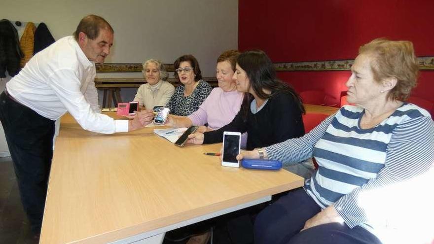 Carlos Rueda, dando explicaciones a algunas alumnas de su curso, en Llanes.