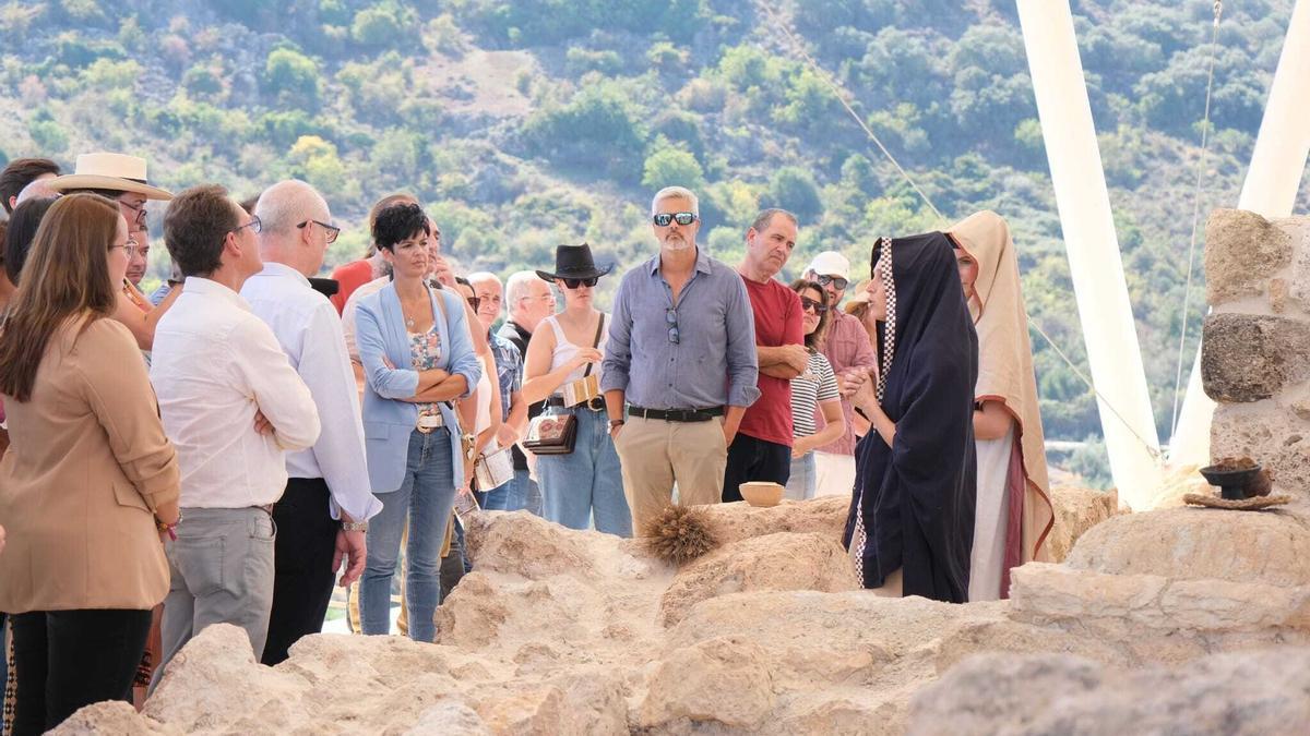 Asistentes a la inauguración del yacimiento.