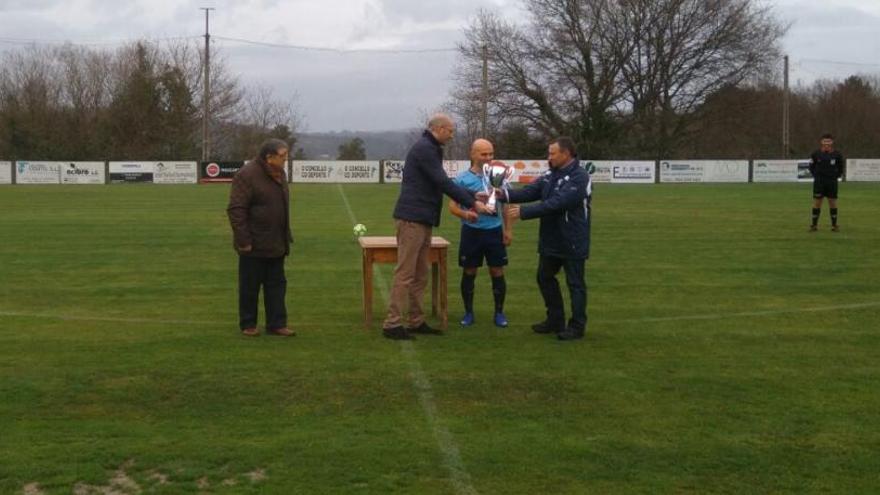 Entrega del trofeo de campeón de Tercera Autonómica al Berres ante del partido que tuvo lugar el pasado domingo en el campo de O Pardiñeiro.