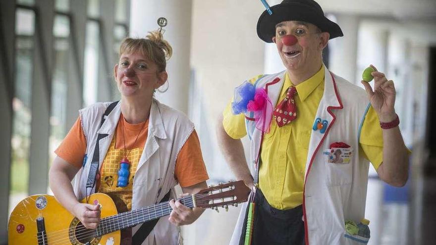 El fundador y director de PayaSOSpital, Sergio Claramunt, y Elena Doncel, en una de sus actuaciones.