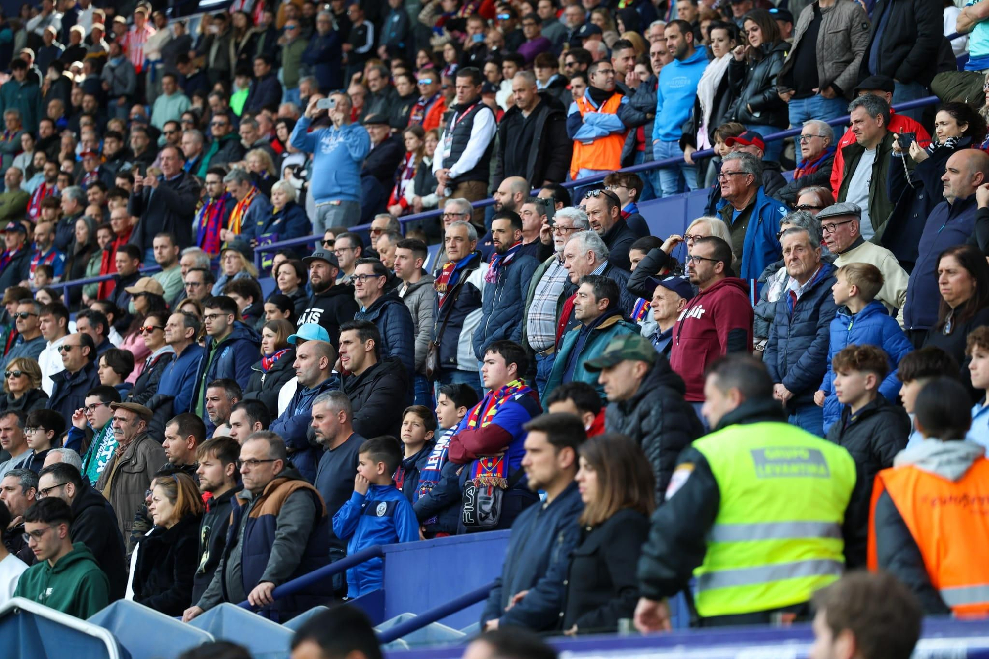 Sentido homenaje del Levante UD a la familia fallecida en el incendio de Campanar