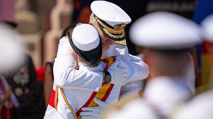 Leonor se funde en un abrazo con Felipe VI tras recibir de sus manos la Gran Cruz del Mérito Naval en Marín.