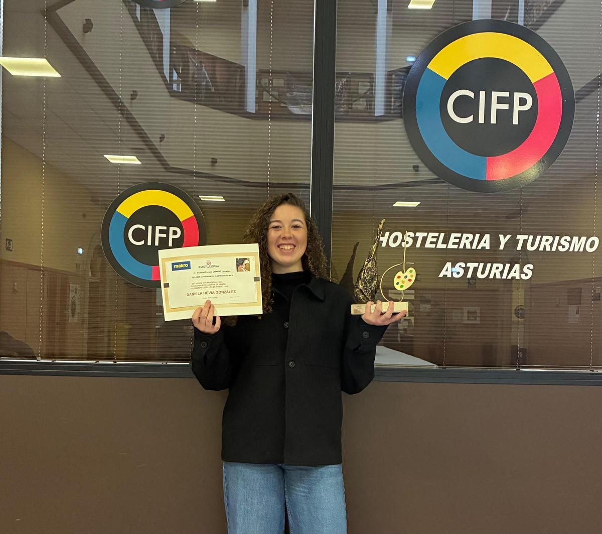 Daniela Hevia, con el premio, en la Escuela de Hostelería de Gijón.