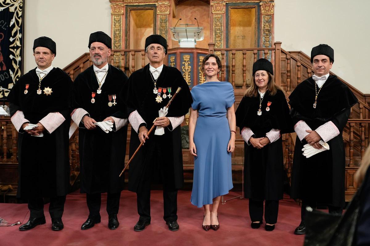 La presidenta de la Comunidad de Madrid, Isabel Díaz Ayuso, con los rectores de cinco de las seis universidades públicas madrileñas en el acto de apertura de este curso.