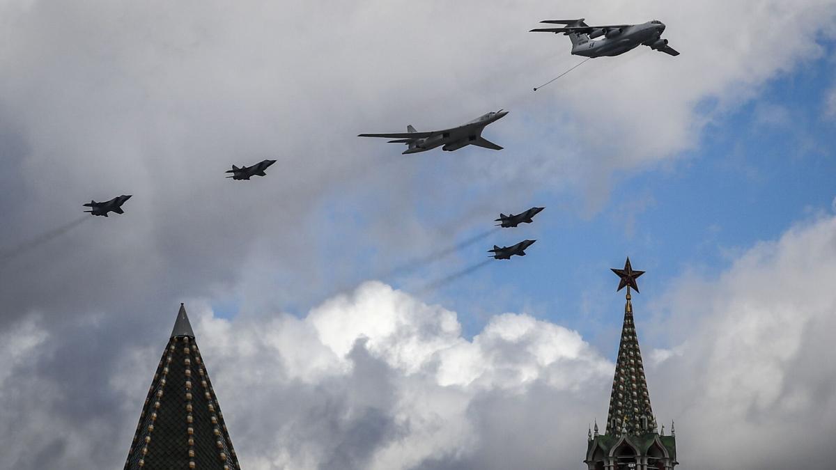 イギリスは、NATO空域の近くに飛んだ2つのロシアの飛行機を傍受します