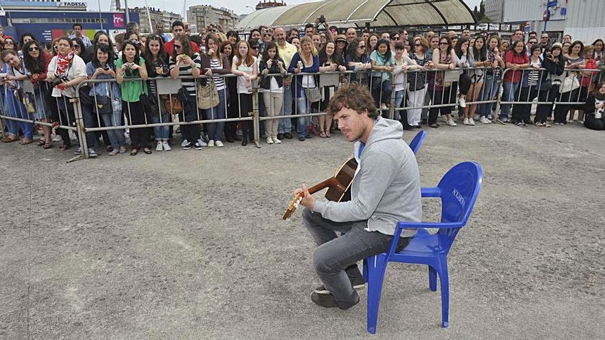 Dani Martín toca en la puerta, tras la suspensión de su concierto. | // V. ECHAVE