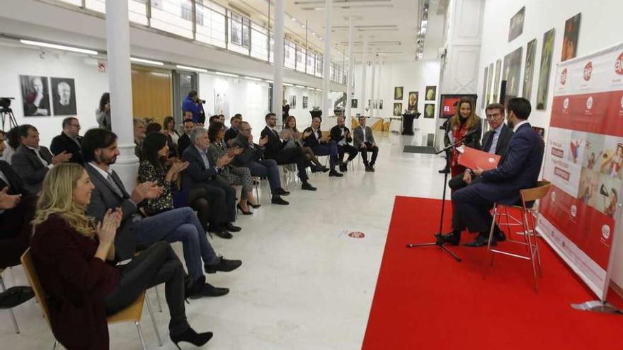El presidente de la Xunta y Luis Babarro, sentados a la derecha, en el encuentro con jóvenes empresarios de Ourense. // Jesús Regal