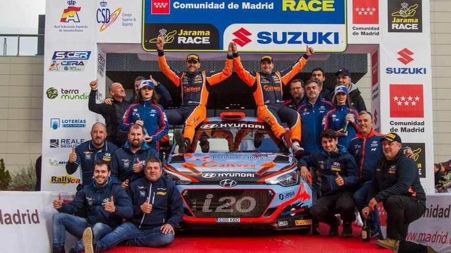 Vázquez y Ares posan encima de su Hyundai tras su triunfo en el rally de Madrid.
