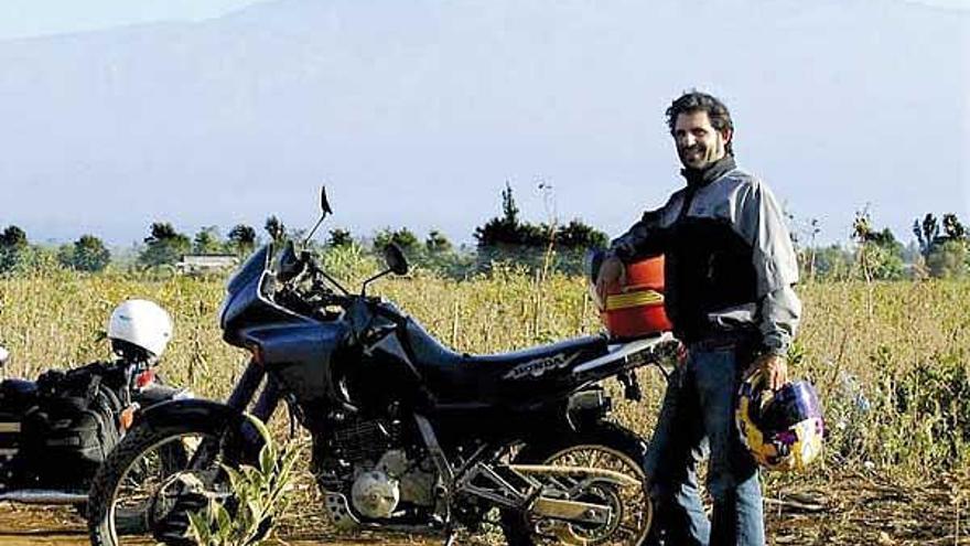 José Cendón, en una imagen tomada las pasadas navidades frente al Kilimanjaro