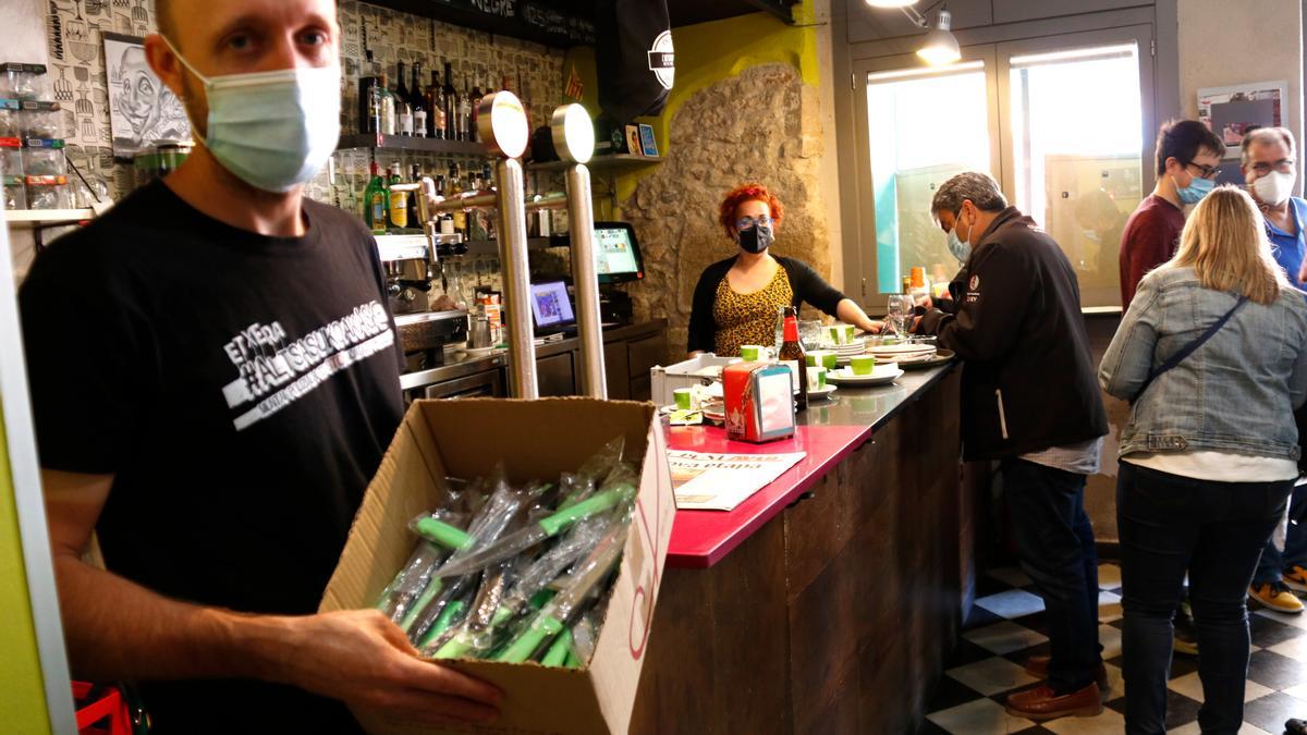 El propietari d&#039;un bar del centre històric de Valls regala ganivets entre els seus clients per denunciar la inseguretat a la zona