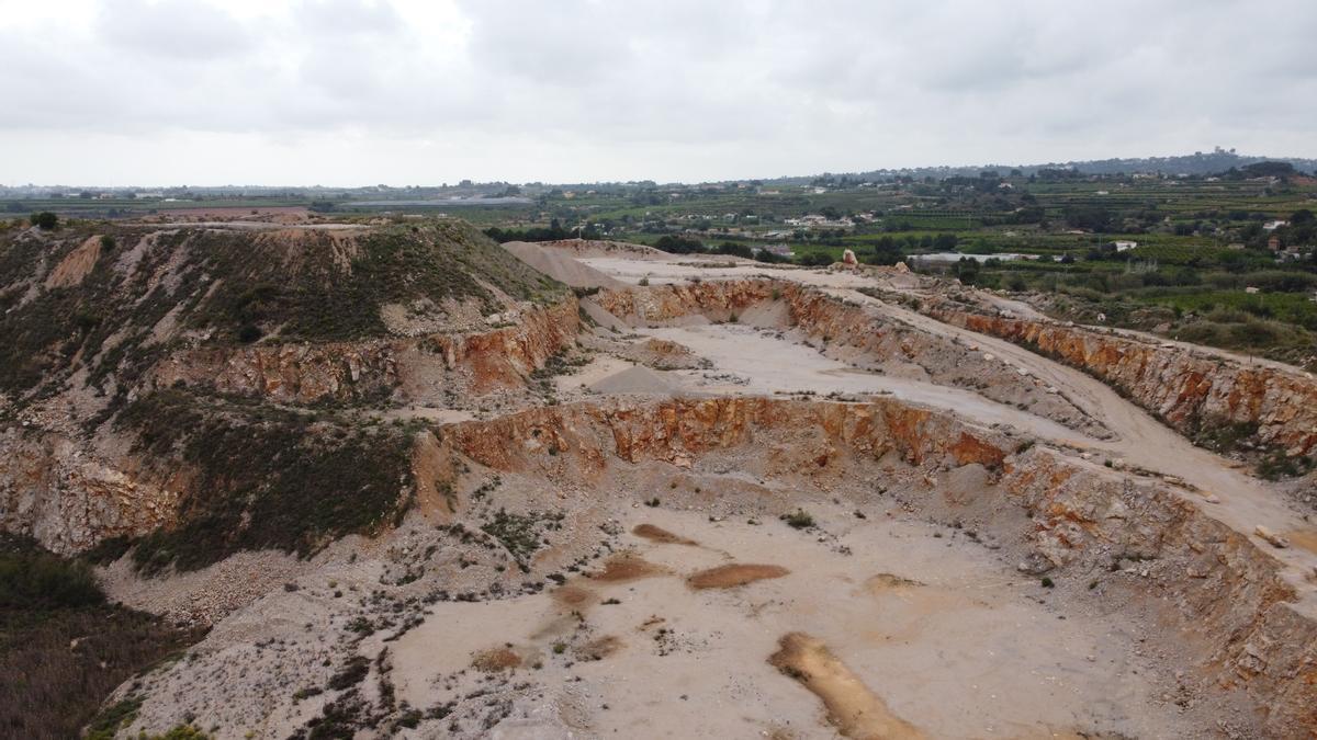 Situación actual de la sierra, tras décadas de explotación de la cantera.