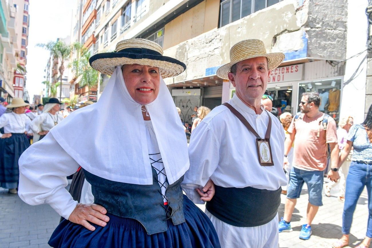 Una romería con bikini en Las Palmas de Gran Canaria