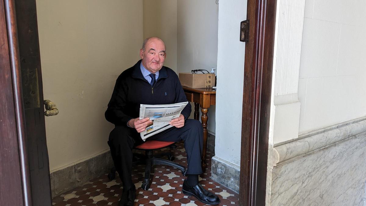José, en su garita de portero en la calle Jorge Juan de València.