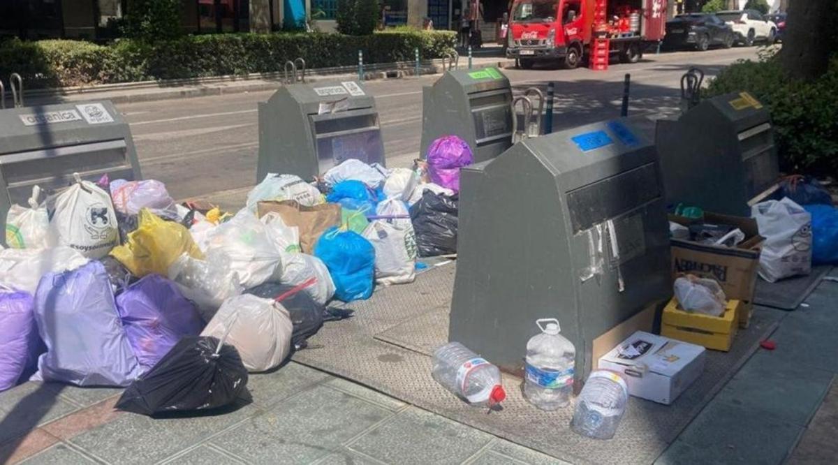 Basura acumulada en una céntrica calle de Marbella el pasado verano.