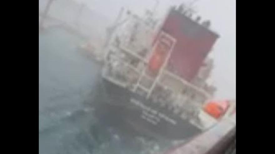 Momento del impacto entre el crucero &#039;Britannia&#039; y el petrolero en el Puerto de Palma.