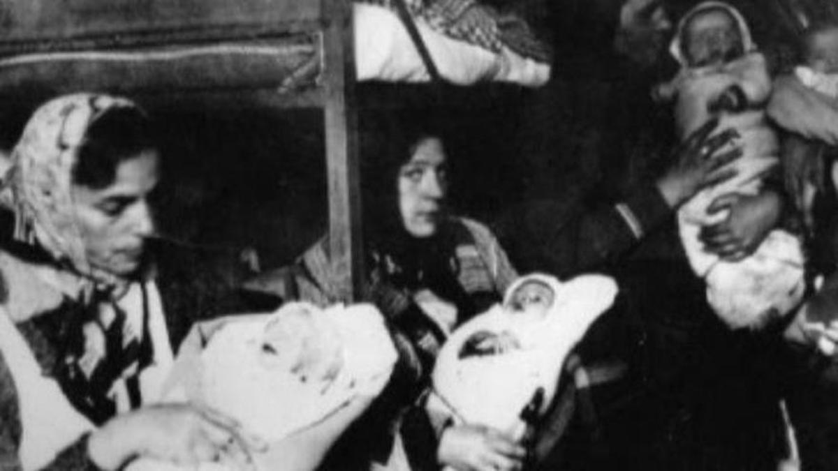 Mujeres en Ravensbrück con sus bebés, la mayoría fruto de las violaciones en el campo, y enviadas a una barraca donde se les sometía a experimentos médicos.