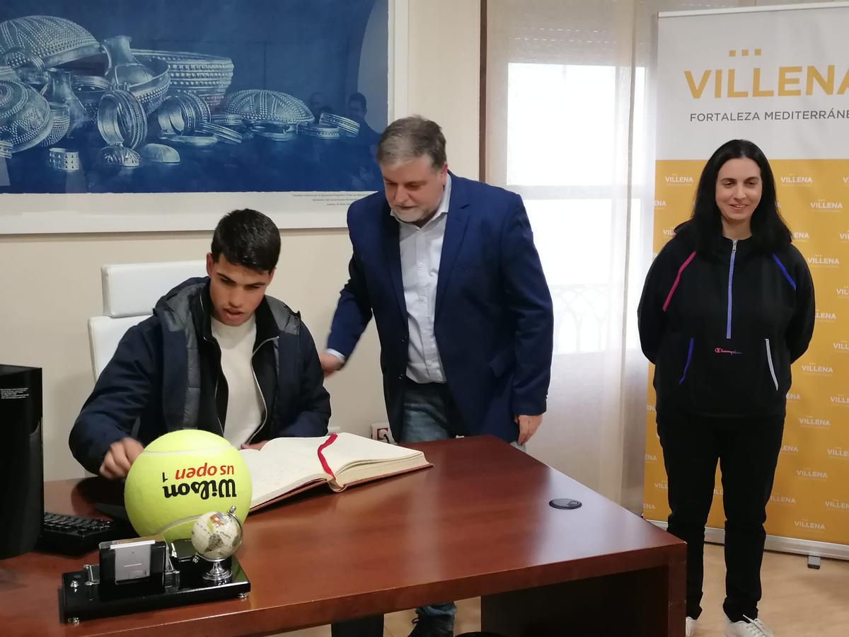 Alcaraz firmó en el libro de Honor de Villena