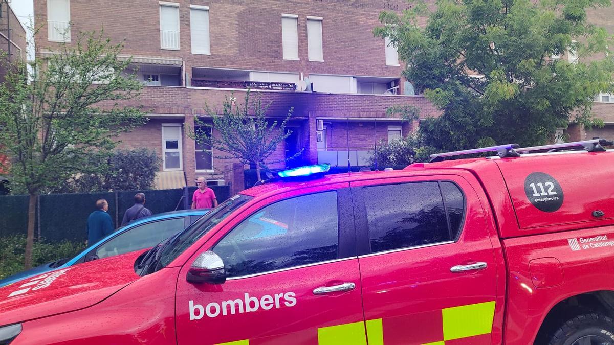 El dispositiu per atendre una explosió al carrer Oleguer Miró de Manresa, en imatges