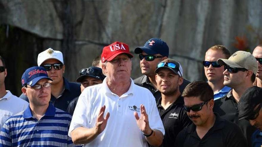 Trump, en un partido de golf en su residencia de Florida. // Reuters