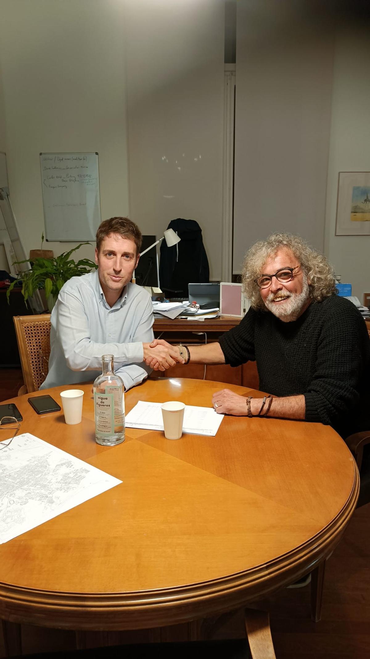 L'alcalde de Figueres (a l'esquerra) amb el vocal de la Junta del Fòrum de Síndics i Defensors Locals.