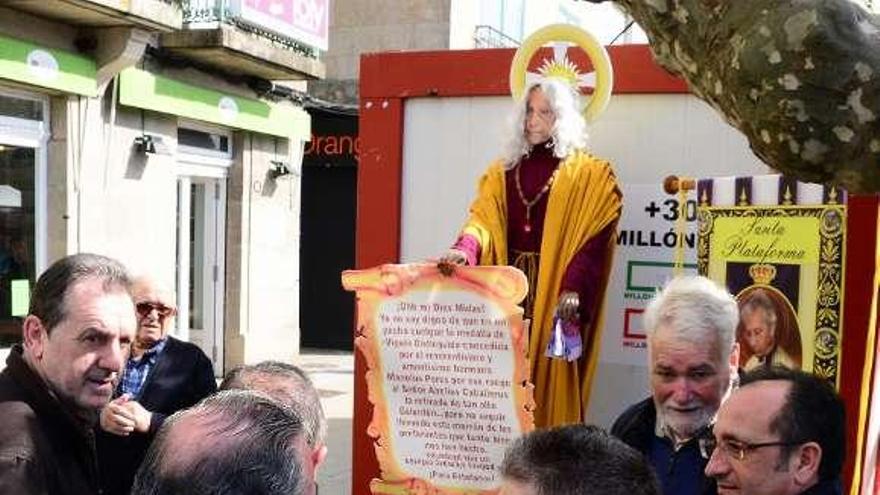 Sotelo ayer en Cangas con afectados por las preferentes.  // GNúñez