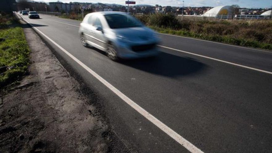 Nuevo asfaltado de la carretera que une Avilés y Luanco.